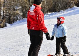 Bambino pronto per una delle lezioni private di sci per bambini per tutti i livelli a Pragelato. 