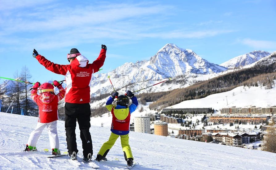 Bambini si divertono a Pragelato durante una delle lezioni private di sci per bambini di tutti i livelli. 