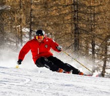 Maestro di sci flexa a Pragelato durante una delle lezioni private di sci per adulti. 