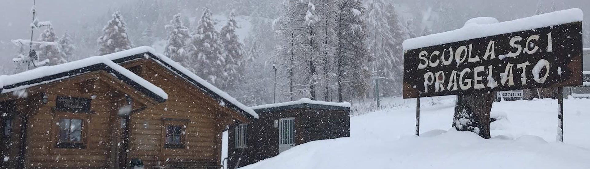 Photo étonnante de l'école de ski couverte de neige à Pragelato. Environnement parfait pour un des cours particuliers de ski pour adultes de tous niveaux.