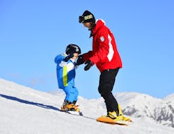 Bambini che partecipano per la prima volta a una delle lezioni private di snowboard per bambini di tutti i livelli.