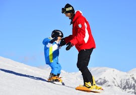 Kinder, die zum ersten Mal an einem der privaten Kinder-Snowboardkurse für alle Levels teilnehmen.