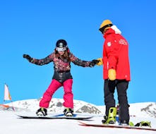 Partecipante che prende parte ad una delle lezioni private di snowboard per adulti di tutti i livelli a Pragelato.