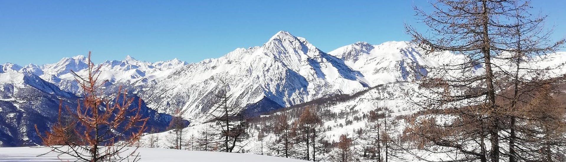 Ein tolles Bild von Pragelato, das mit Schnee bedeckt ist. Perfekte Bedingungen für einen der privaten Freeride-Ski- und Snowboardkurse.
