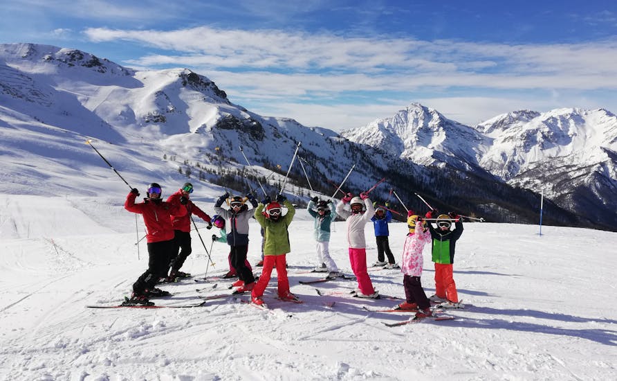 Blije kinderen in Pragelato na een van de Kinderskilessen (5-15 j.) voor gevorderde skiërs.