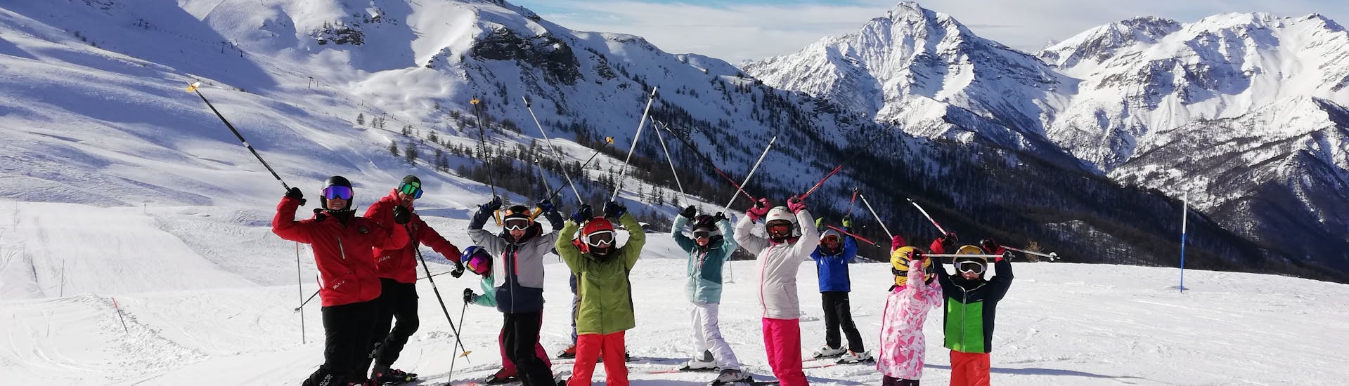 Bambini felici a Pragelato dopo una delle lezioni di sci per bambini (5-15 anni) per sciatori esperti.