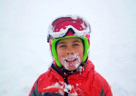 A happy kid having fun on the snow during the kids ski lessons in the Feast of the Immaculate week with Scuola di Sci Ponte di Legno.