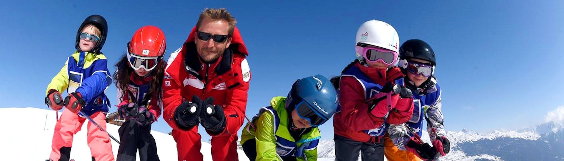 Kinder haben Spaß auf der Piste mit ihrem Skilehrer beim Kinderskikurs für Fortgeschrittene mit der Skischule ESF Serre Chevalier - Villeneuve.