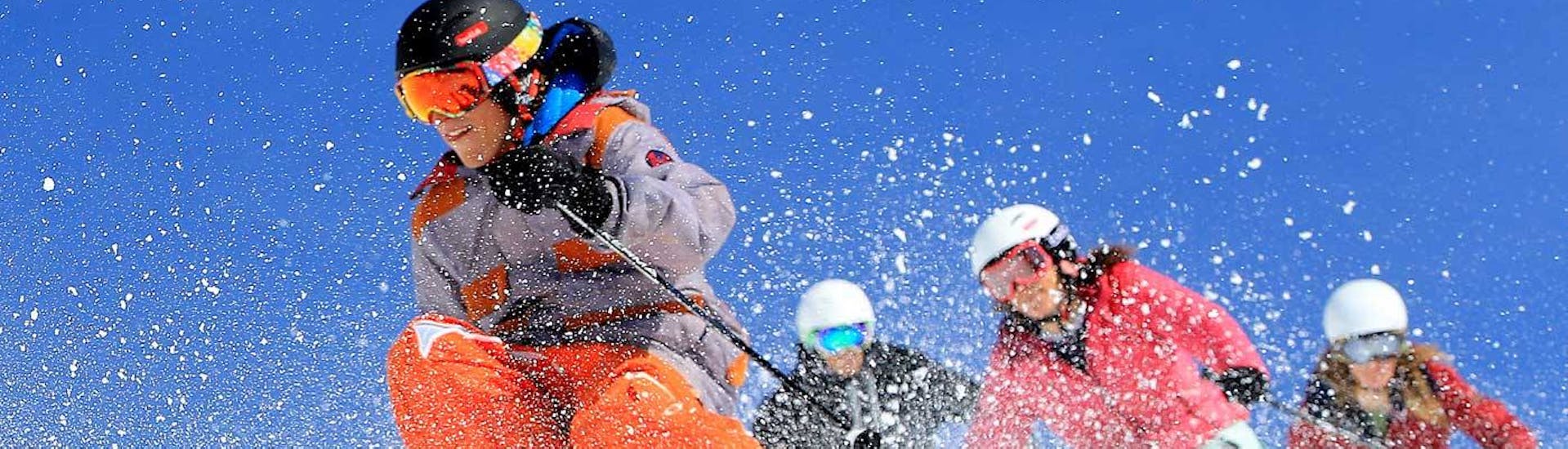 Un groupe d'ados et d'adultes dévalent les pistes pendant des cours de ski pour ados et adultes avec l'ESF Serre Chevalier - Villeneuve.