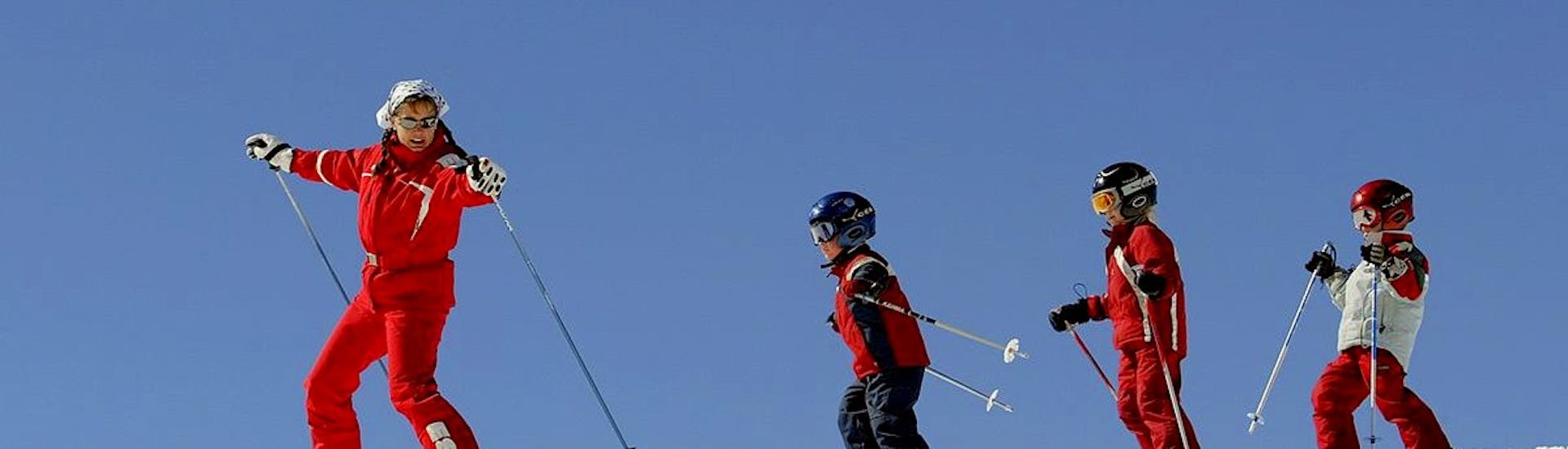 Kinderen en hun skileraar tijdens een privé skiles voor kinderen met de skischool ESF Serre Chevalier - Villeneuve.