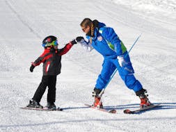 Fist bump on the slopes of Roccaraso during one of the kids ski lessons for all levels.