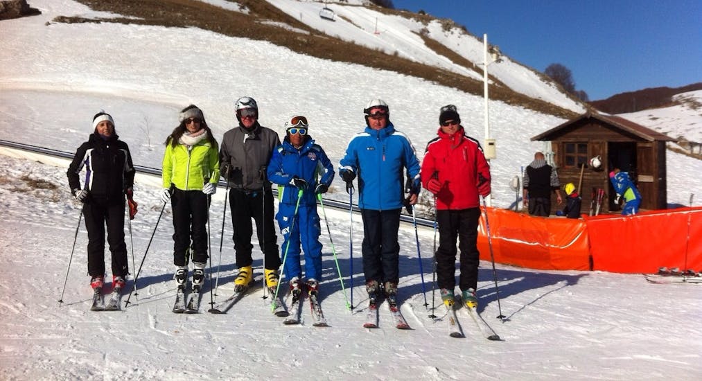 Participants with ski instructors on a sunny day in Roccaraso. Perfect time for one of the private adults ski lessons for all levels.