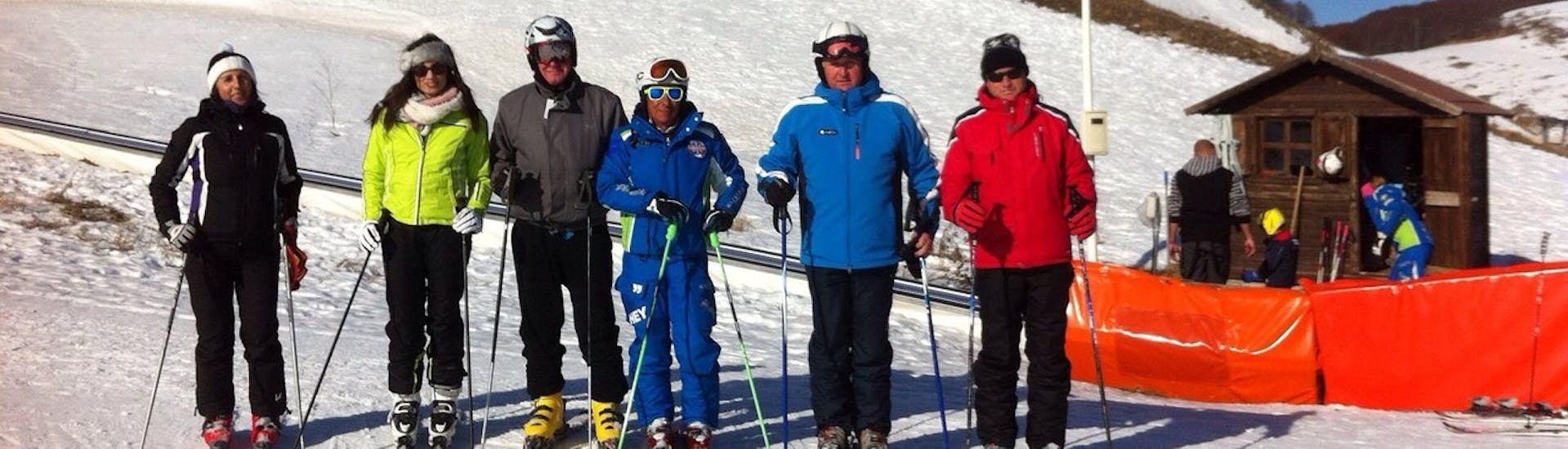 Partecipanti con i maestri di sci in una giornata di sole a Roccaraso. Tempo perfetto per una delle lezioni private di sci per adulti per tutti i livelli.