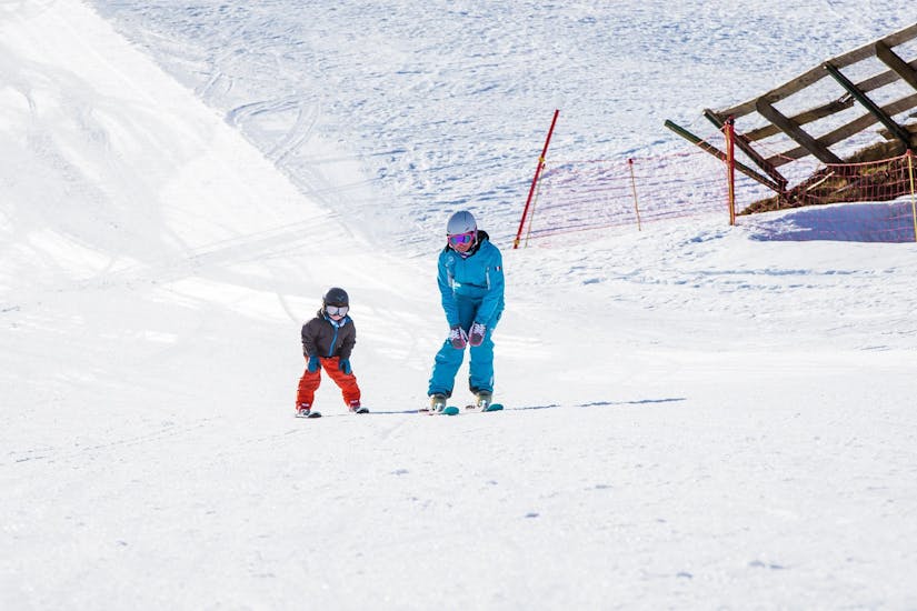 Un moniteur et son élève font du schuss pendant un cours particulier de ski enfants avec l'ESI Ski Family de Chamonix. 