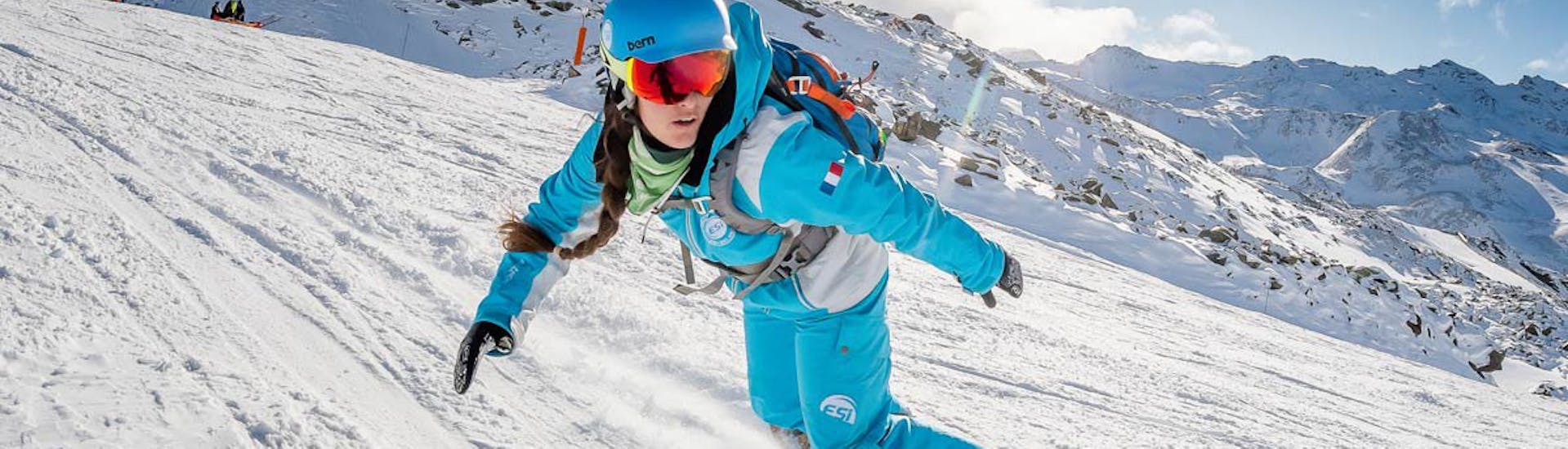 Une monitrice de l'ESI Ski Family exécute des virages en snowboard sur les pistes de Chamonix pendant un cours particulier de snowboard. 