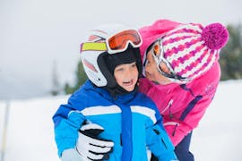 Een kleine jongen neemt deel aan privé-skilessen voor kinderen van alle leeftijden bij skischool Neustift Olympia op de Stubaier gletsjer.
