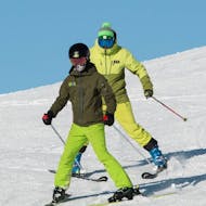 A young kid enjoys a kids ski lesson in Astún with FreeXDay.