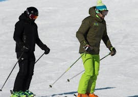 An instructor is teaching its students some ski skills in Astún with FreeXDay ski school.