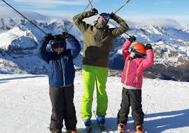 Deux enfants et un moniteur pendant un cours particulier de ski à Astún avec l'école de ski FreexDay.