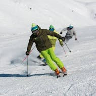 Ein Skilehrer fährt bergab während einer privaten Skistunde für Erwachsene für alle Levels in Astún mit der Skischule FreeXDay.