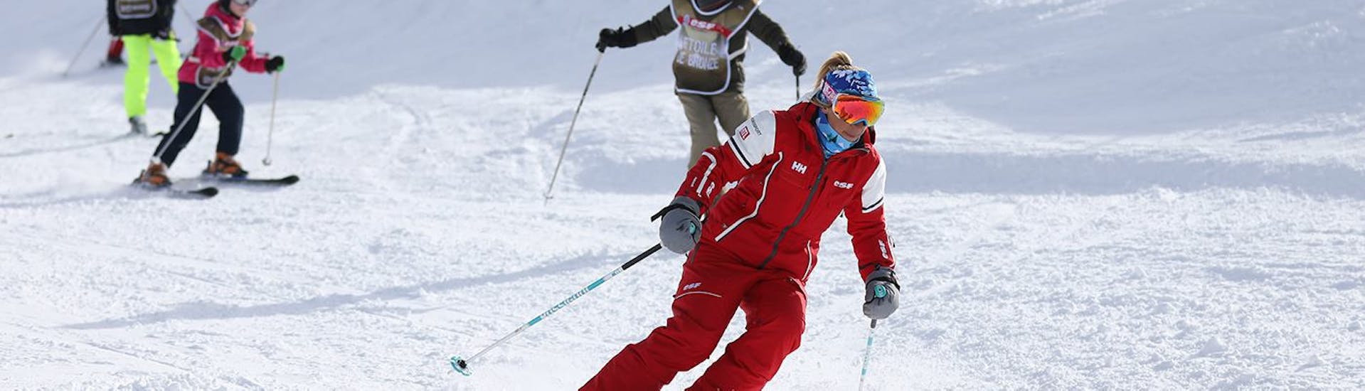 Une monitrice de l'ESF Abriès Haut-Guil guide des élèves sur les pistes pendant des cours de ski enfants.