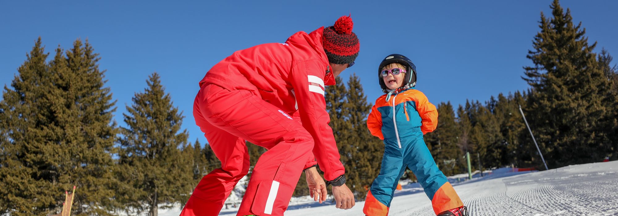 A child learns to ski with his instructor of the ski school ESF Abriès Haut-Guil  during a private ski lesson for kids. 