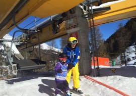 Un niño está tomando clases particulares de esquí para niños para esquiadores de nivel avanzado con Swiss Ski School Davos.