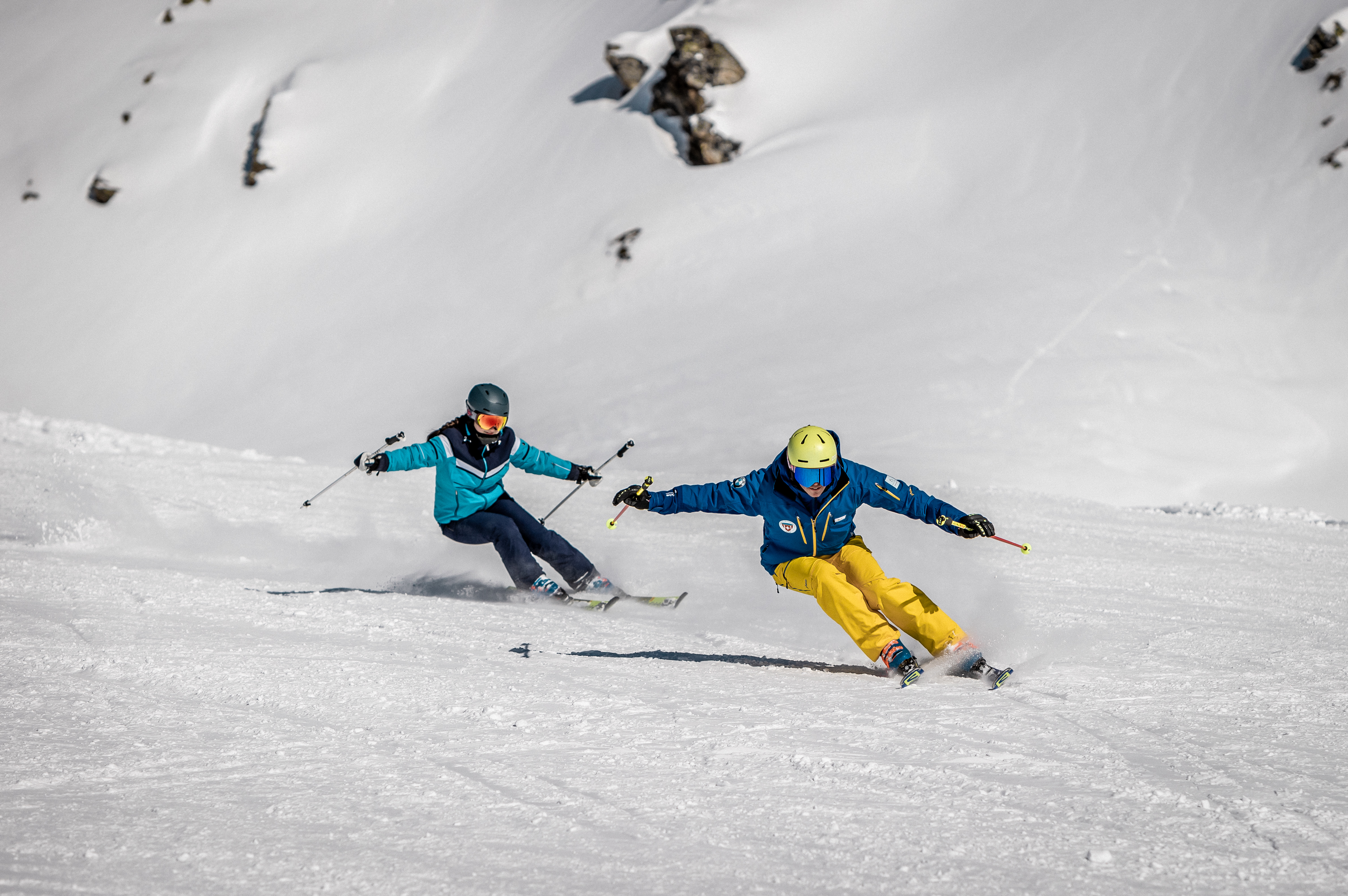 Un gruppo di persone si sta divertendo dopo alcune lezioni private di sci per adulti avanzati con  Swiss Ski School Davos.