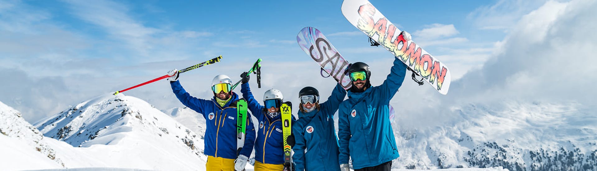 Eine Gruppe von Personen amüsiert sich nach einem privaten Skikurs für Erwachsene für fortgeschrittene Skifahrer mit der Schweizer Skischule Davos.