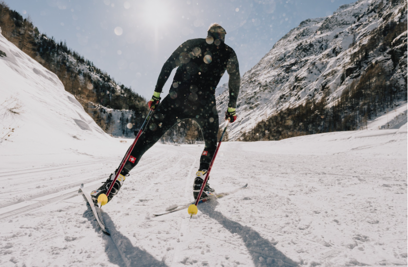 A cross-country skier enjoys nature during the cross-country skiing lessons for beginners with the Saas-Grund ski school.