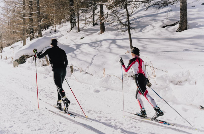 Two cross-country skiers during their Classic cross-country lessons with the Swiss Ski School Saas-Grund.