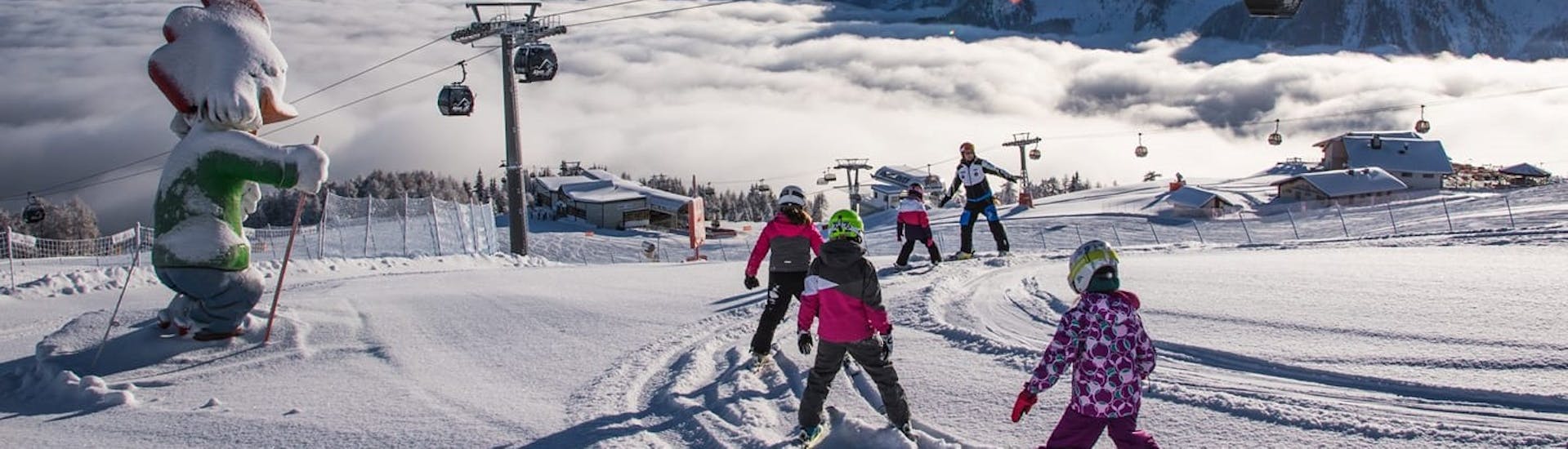 ncredibile vista sulle piste di Valdaora durante una delle lezioni di sci per bambini a tutti i livelli nel pomeriggio. 