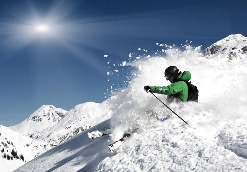 Een skileraar van Alpinsport Obergurgl skiet door de verse poedersneeuw tijdens de privé skilessen voor volwassenen van alle niveaus in Sölden.