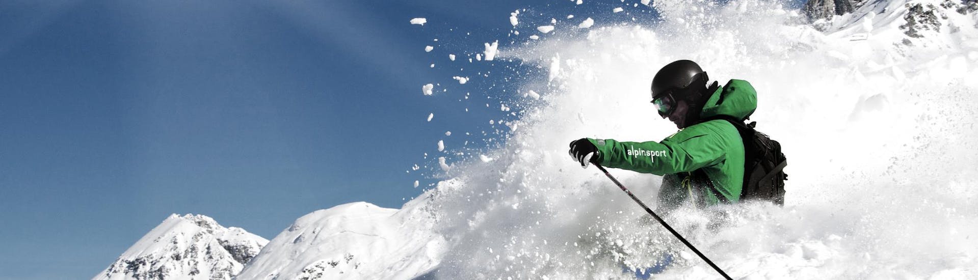Un moniteur d'Alpinsport Obergurgl skie dans la poudreuse fraîche pendant les cours de ski particuliers pour adultes de tous niveaux à Sölden.