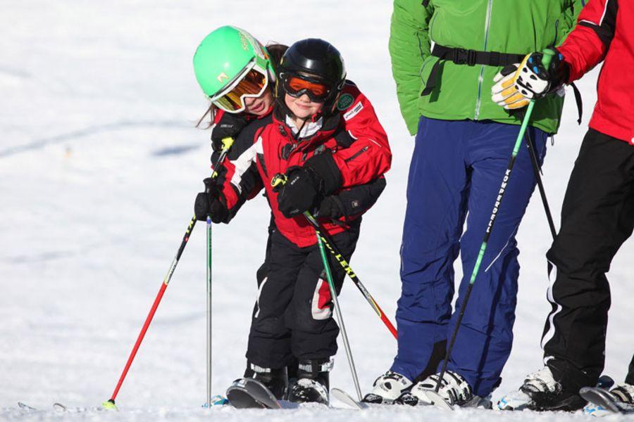 Deux enfants s'amusent pendant leurs cours de ski particuliers pour enfants de tous niveaux à Sölden avec Skischule Alpinsport Obergurgl.