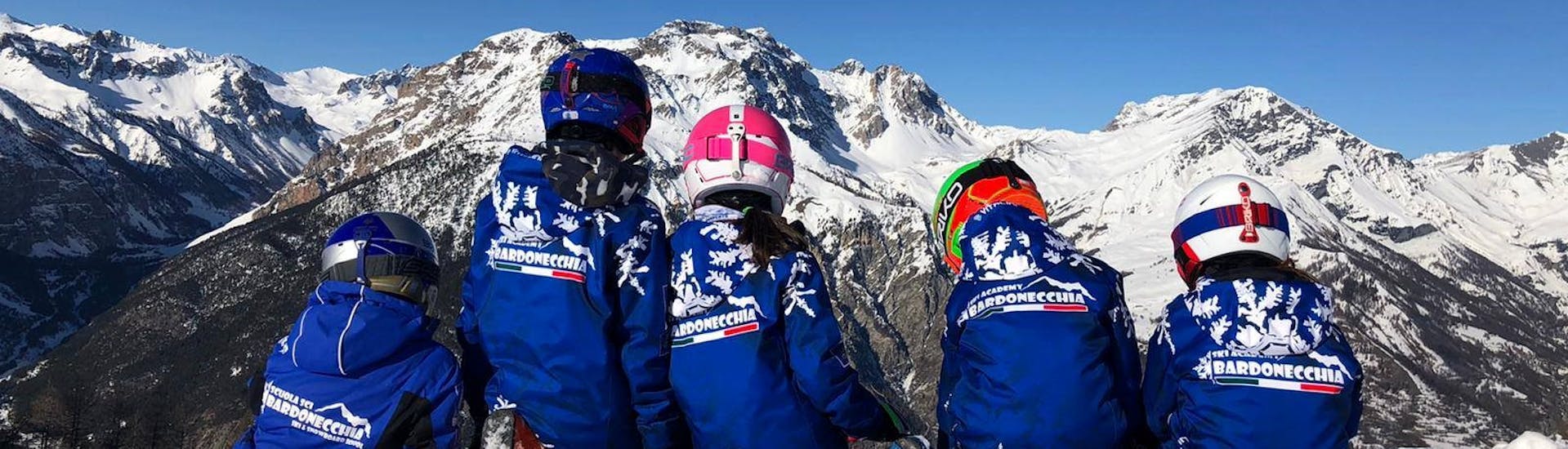 Kinder und die Berge von Bardonecchia während eines der Kinder-Skikurse für alle Niveaus. 