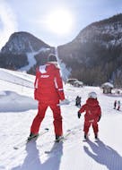 Un enfant et sa monitrice de l'ESF Ceillac pendant un cours particulier de ski pour enfants. 