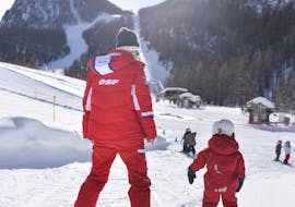 Un enfant et sa monitrice de l'ESF Ceillac pendant un cours particulier de ski pour enfants. 