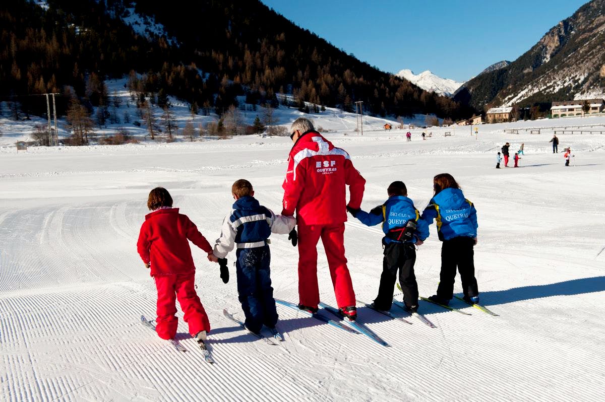 Un enfant et sa monitrice de l'ESF Ceillac pendant un cours particulier de ski pour enfants. 