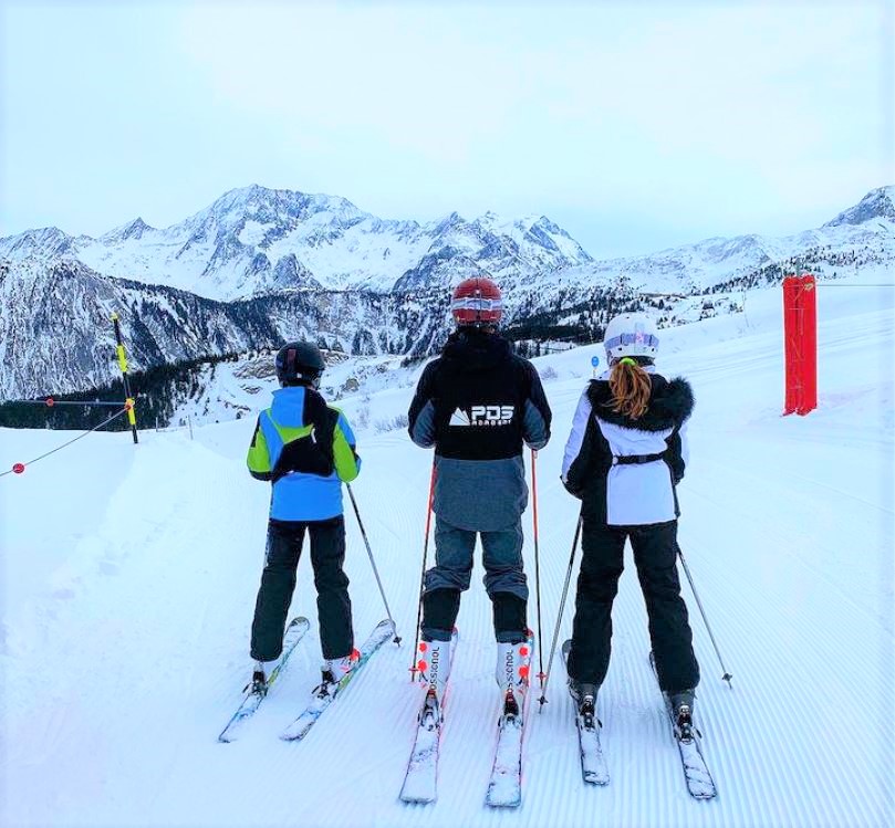 Two skiers are ready for their kids ski lessons (13-17 years) for all levels with the PDS Snowsports ski school. 