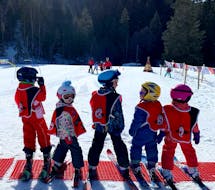 Des enfants sont prêts à dévaler les pistes pendant un cours de ski pour enfants avec G'Lys La Lécherette-Les Mosses.
