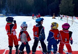 Children are ready to hit the slopes during kids ski llesons with G'Lys La Lécherette-Les Mosses. 