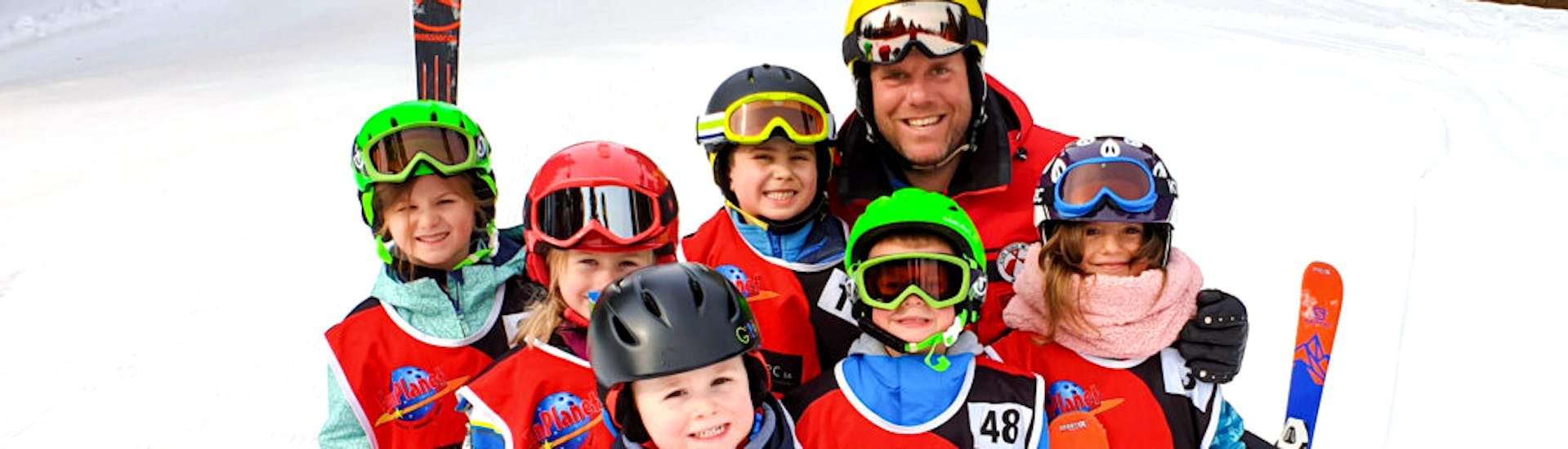 A great time on the slopes for the children and their instructor of the kids ski lessons with G'Lys La Lécherette-Les Mosses. 