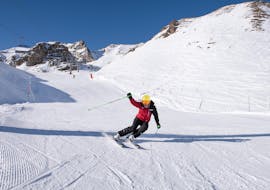 Un moniteur de G'Lys La Lécherette-Les Mosses fait une démonstration de carving pendant un cours particulier de ski pour adultes.