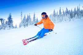 Ein Skifahrer gleitet elegant bergab während eines privaten Skikurses für Erwachsene aller Levels mit Skipoint Szklarska Poreba.