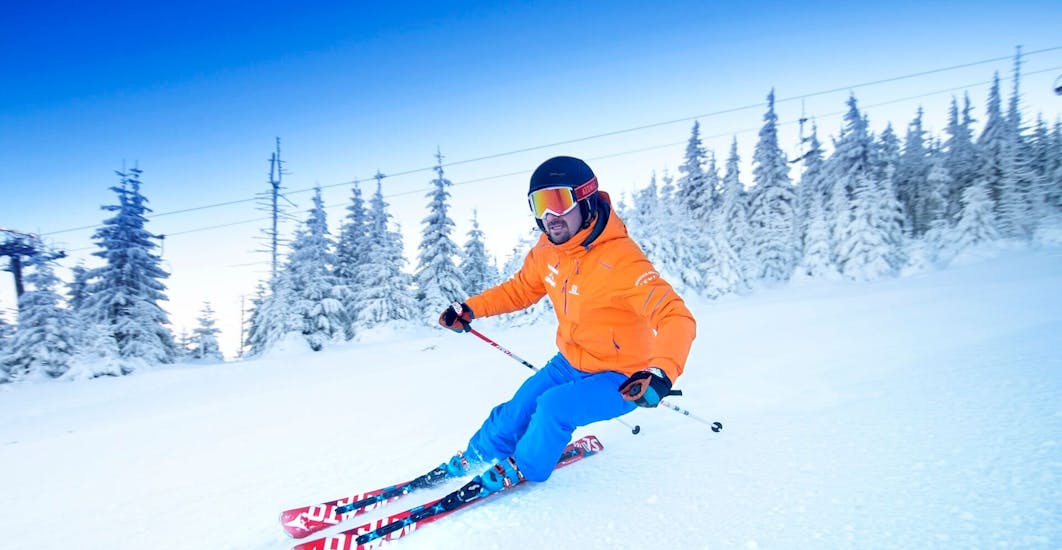 A skier gliding gracefully downhill during Private Ski Lessons for Adults of All Levels with Skipoint Szklarska Poreba.