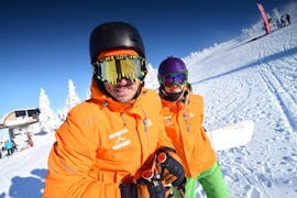 Zwei Skilehrer von Skipoint Szklarska Poreba sind bereit, privaten Snowboardunterricht für Kinder und Erwachsene aller Levels zu geben.
