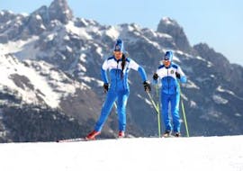 2 skieurs de fond s'amusent pendant les cours particuliers de ski de fond pour tous les niveaux avec la Scuola di Sci Dolomiti di Brenta à Andalo.