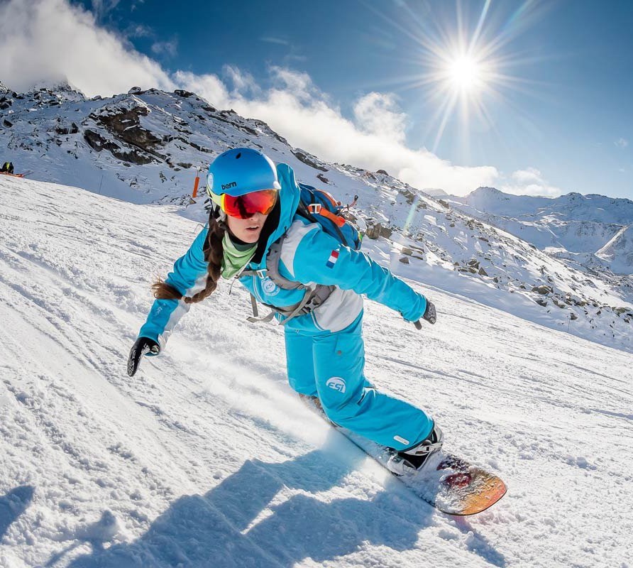 A snowboarding demonstration during private snowboarding lesson in Grand Bornand with the ski school ESI Ski Family. 