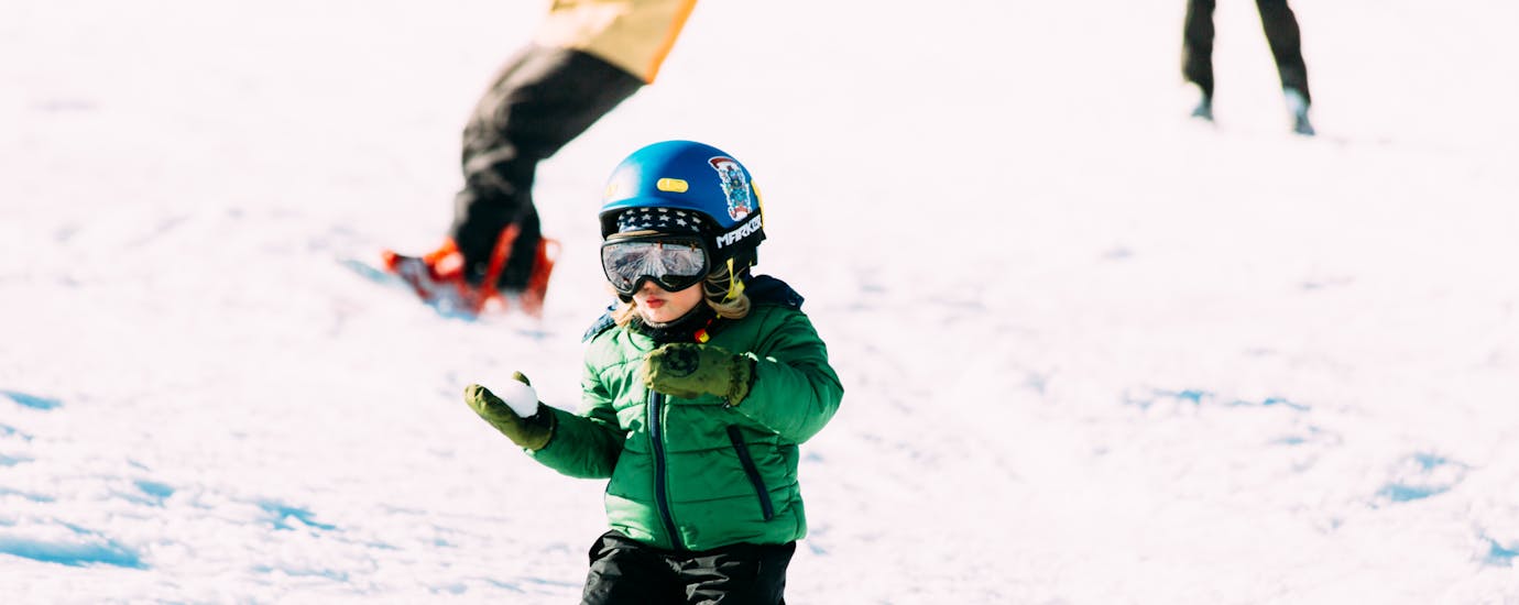 Ein kleines Kind lernt Skifahren beim Kinderskikurs (ab 7 J.) für Anfänger mit Native Snowsports Oberwiesenthal.